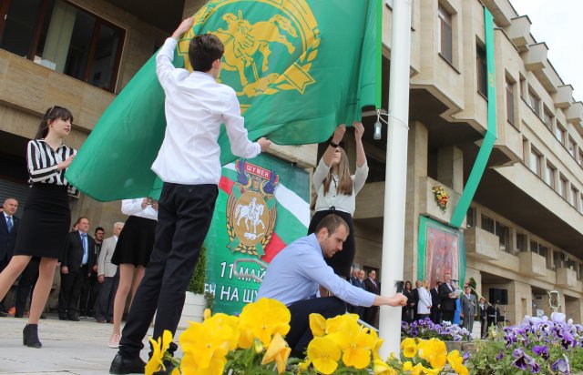 Честта да вдигнат знамената на Шумен, България и ЕС имаха изявени шуменски ученици