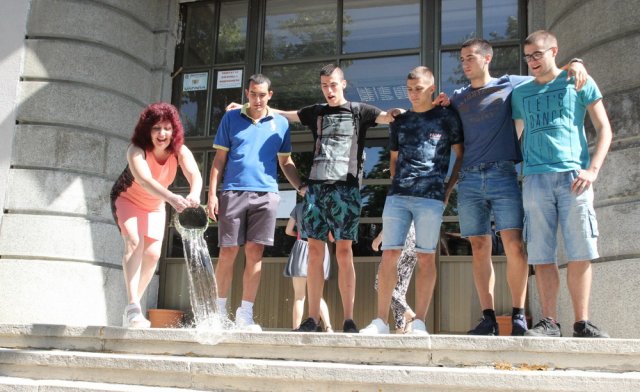 За да върви по вода на момчетата в Белград.