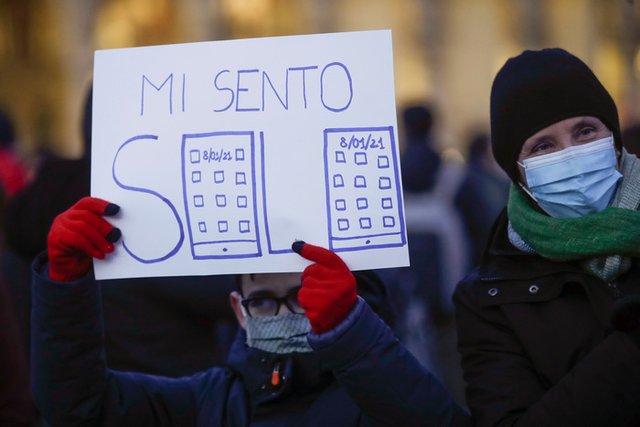 Ученици протестираха в Милано срещу решението на провинциалните власти да забавят отварянето на училищата до 24 януари. На плаката: "Чувствам се сам". Снимка АП / БТА