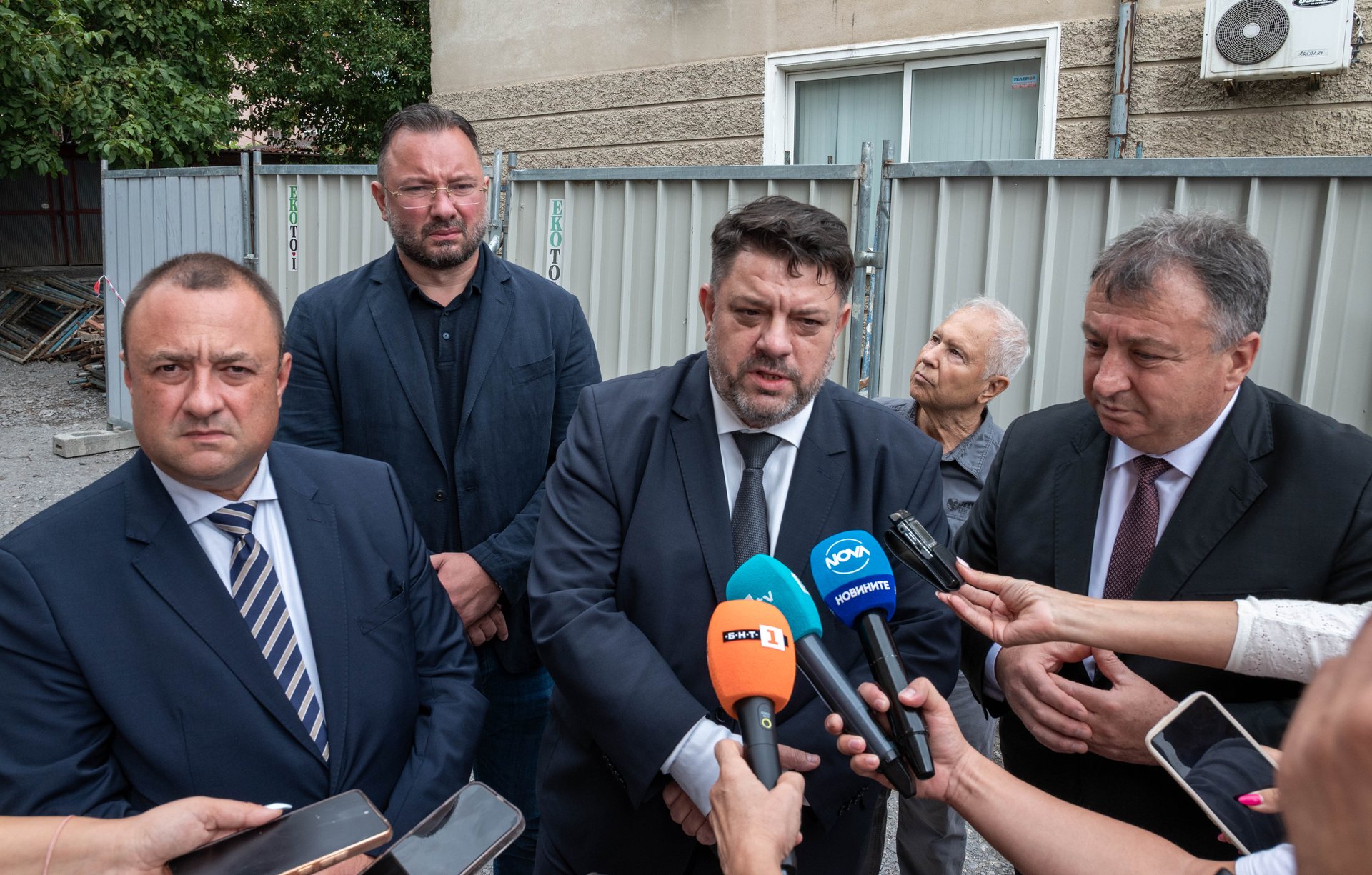 Вицепремиер, министър и кмет дадоха старта на саниране на блок в Шумен