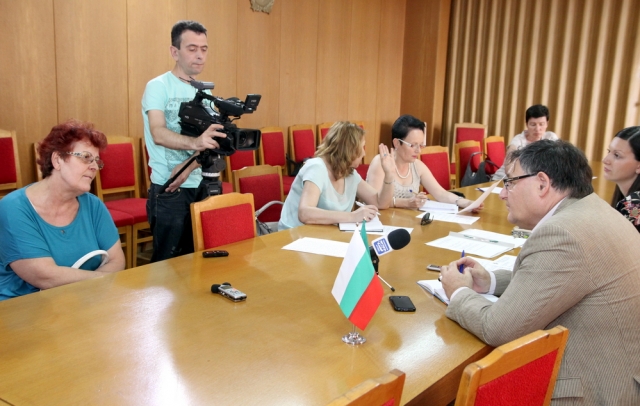 Антония Петкова /най-вляво/ поиска да оправят водоподаването в местността "Под манастира"