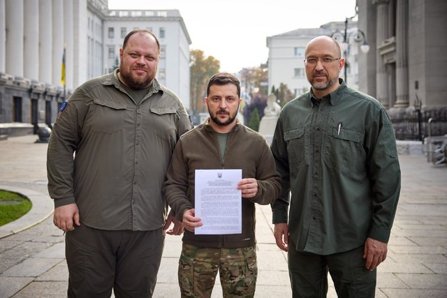 Володимир Зеленски държи подписаното заявление за „ускорено присъединяване към НАТО“, Киев, петък, 30 септември 2022 г. Скрийншот: Телеграм/Володимир Зеленски