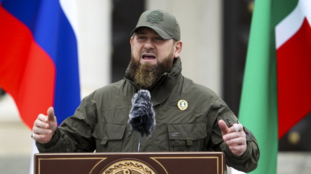 Чеченският ръководител Рамзан Кадиров на военен парад в Грозни на 25 февруари 2022 г. - ден след руската инвазия в Украйна. Снимка: АП