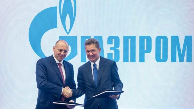 Дмитрий Пумпянски и Алексей Милер при подписването на споразумение за доставка за "Газпром" на нов вид тръби с вградени сензори
