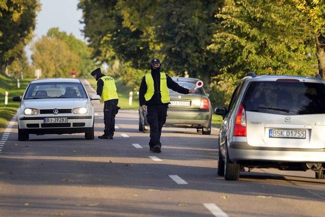 Полски полицаи спират за проверка автомобили близо да границата с Беларус в зона, където е обявено извънредно положение заради засиления миграционен натиск. Сн. АП / БТА
