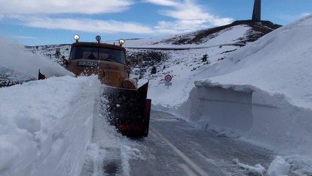 Снимката е разчистването на троянския проход миналата пролет