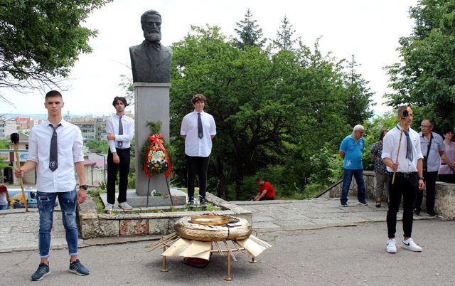 Денят на Ботев и патронен празник бе отбелязан в ПГМЕТТ "Христо Ботев“ в Шумен.