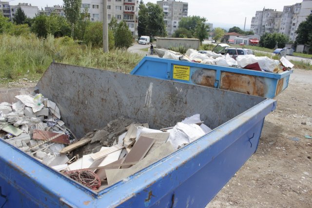 Контейнерите за строителни отпадъци в кв. „Боян Българанов“ утре ще бъдат преместени