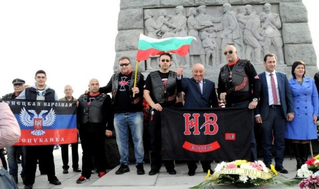 Областният председател на БСП в Пловдив Георги Гергов позира с рокери, които според сайта "Под тепето" са представители на "Нощните вълци" и флага на сепаратистите в Източна Украйна