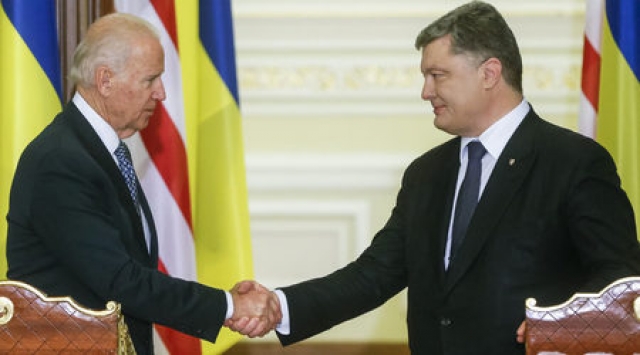 Вицепрезидентът на САЩ Джо Байдън поздравява президентът на Украйна Петро Порошенко по време на посещението си в Киев, 07.12.2015 г.