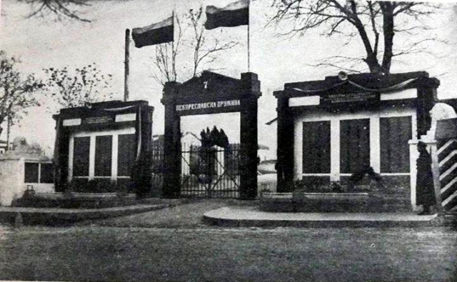 Паметникът-портал на 7-ми преславски полк през 1928-ма