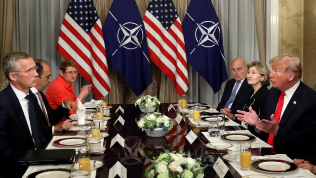 Генералният секретар на НАТО Йенс Столтенберг с американския президент Доналд Тръмп. Сн. Ройтерс