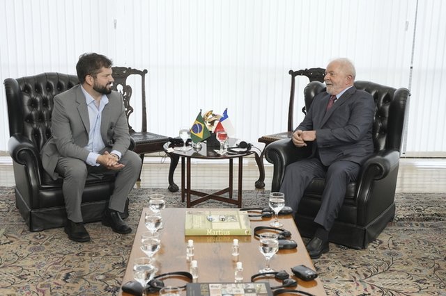 Бразилският президент Луиз Инасио Лула да Силва (вдясно) на среща с чилийския си колега Габриел Борич. Снимка: АП