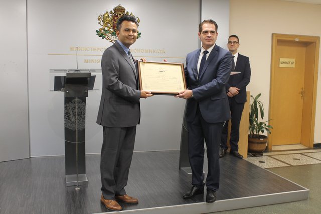 Министър Лъчезар Борисов връчва сертификата на Емрах Сазак, член на УС на „Алкомет“ АД