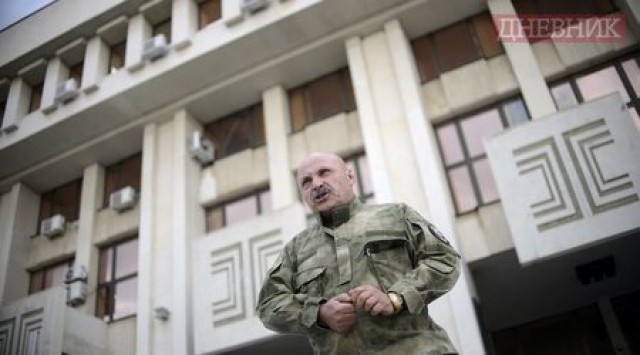 Снимката е от април, когато двете организации защитиха в Бургас арестувания за арест на бежанци - Петър Низамов - Перата. На снимката - Владимира Русев от Воински съюз "Васил Левски"