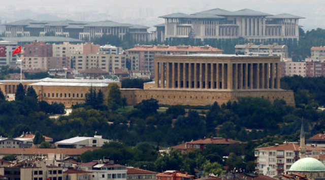Новият президентски комплекс (в дъното) в Анкара. На преден план е мавзолеят на Ататюрк.