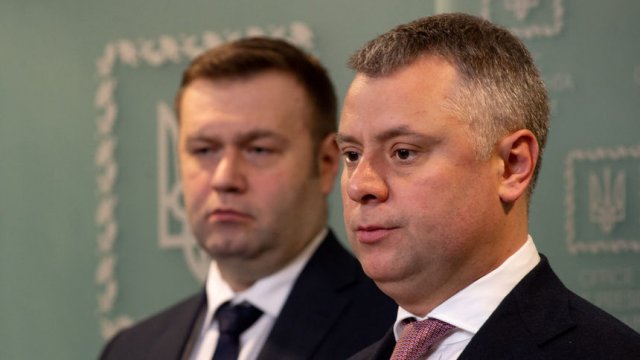 Олексий Оржел, министър на енергетиката и околната среда на Украйна, и Юрий Витренко, изпълнителен директор на групата "Нафтогаз" разясниха на пресконференция какво е принципното споразумение. Сн. Ройтерс
