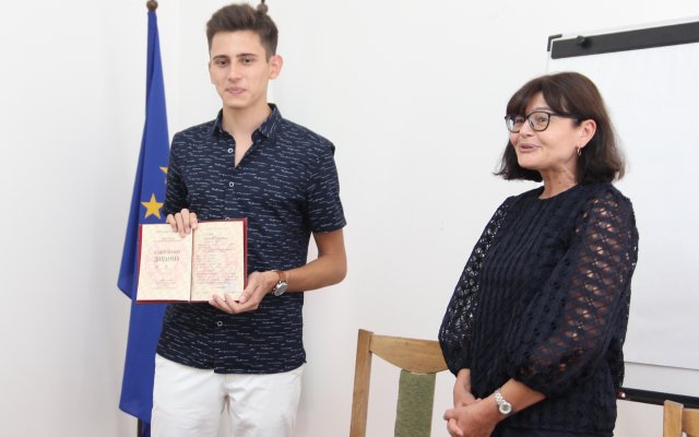 Допломата връчки началникът на РУО Светлана Милева