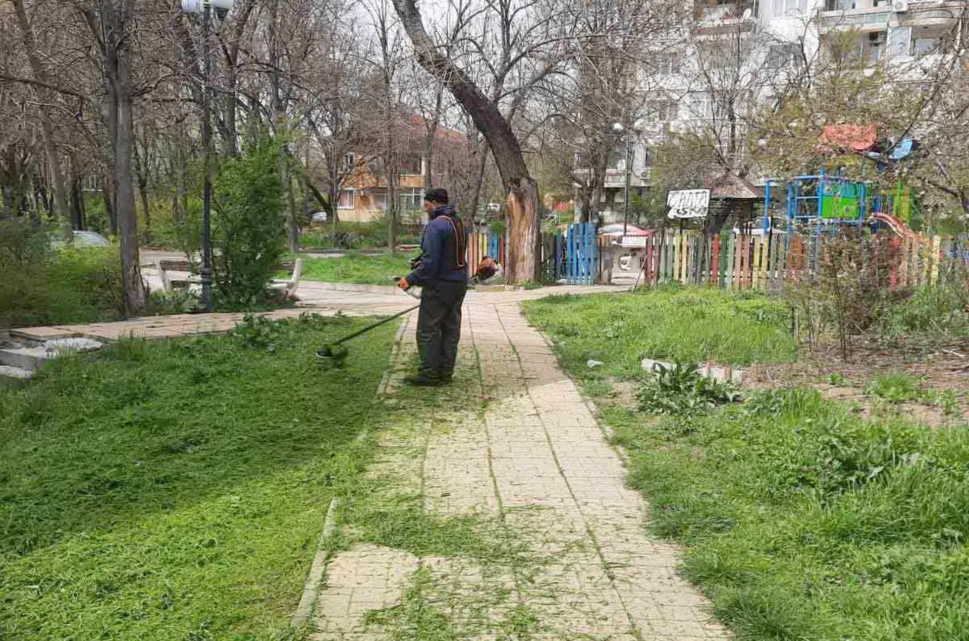 Започна косенето в парковете и градинките на Шумен