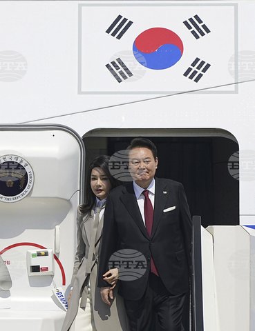 Южнокорейският президент и съпругата му пристигат на летище "Ханеда" в Токио. Снимка: АП
