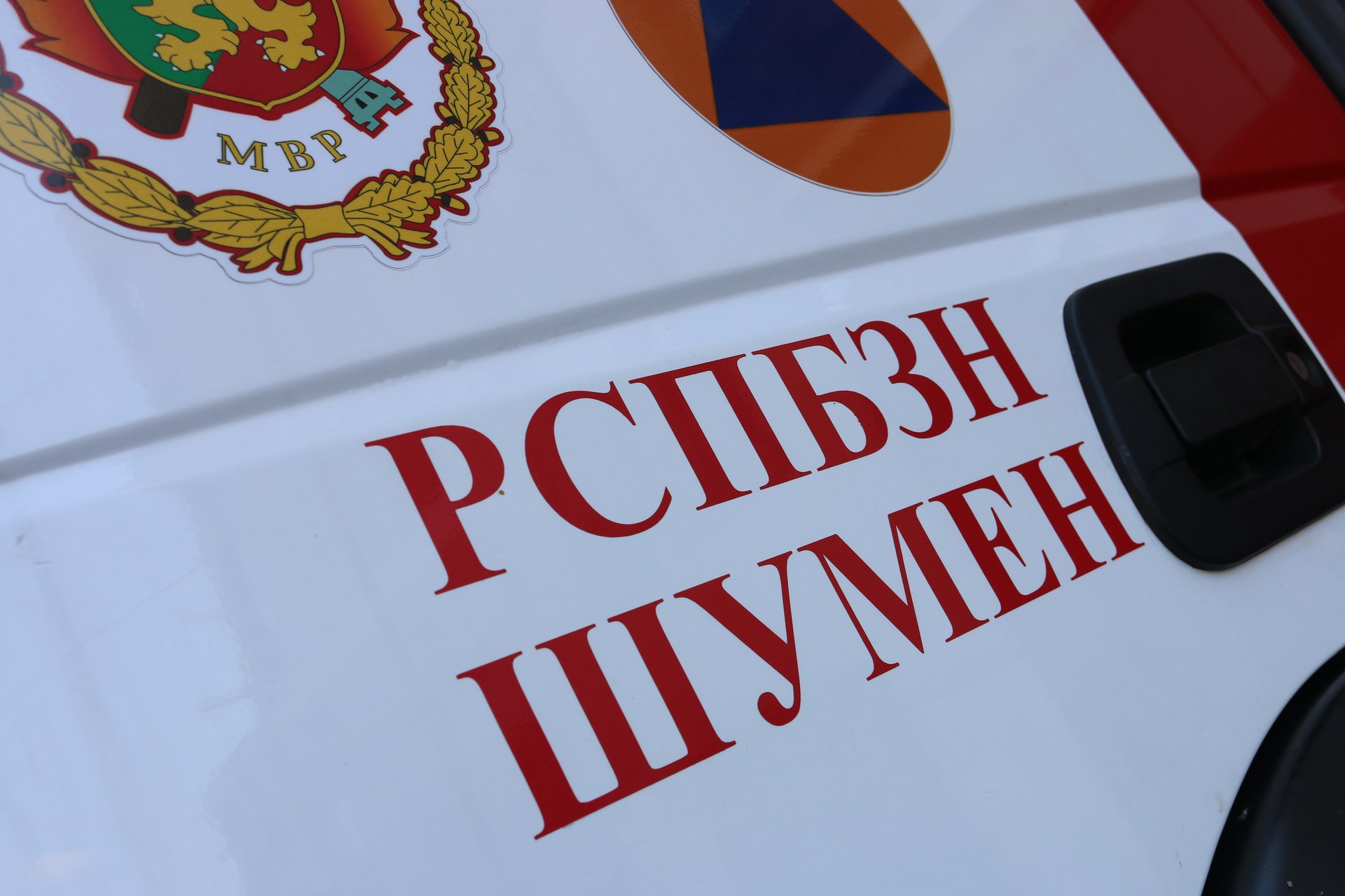 Дърво падна върху лек автомобил на бул. „Симеон Велики“, друго се прекърши на пътя към Паметника