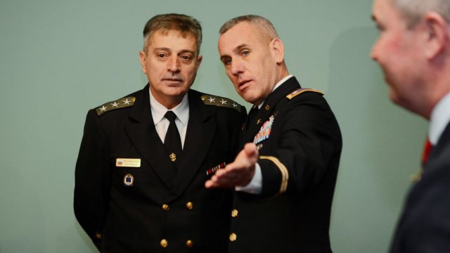 Вицеадмирал Емил Ефтимов (вляво) на среща с представители на "Локхийд Мартин" през ноември 2018 г.© Цветелина Белутова, Капитал