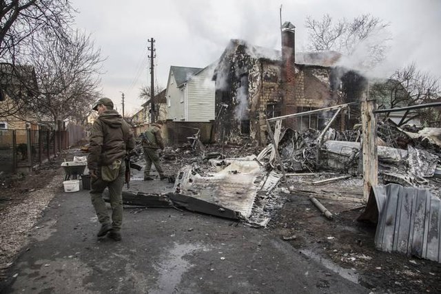Свален самолет, разбил се в жилищен район близо до Киев. Снимка: АП/БТА