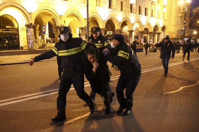 Полицията задържа протестиращ близо до парламента в Тбилиси. Снимка: АП