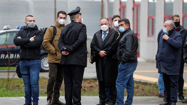 Полицаи, журналисти и прокурор Никола Гратери преди процеса.  Сн. Ройтерс