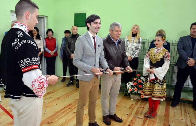 Лентата прерязаха директорът на училището Димо Георгиев и зам.-кметът по култура и образование Найден Косев