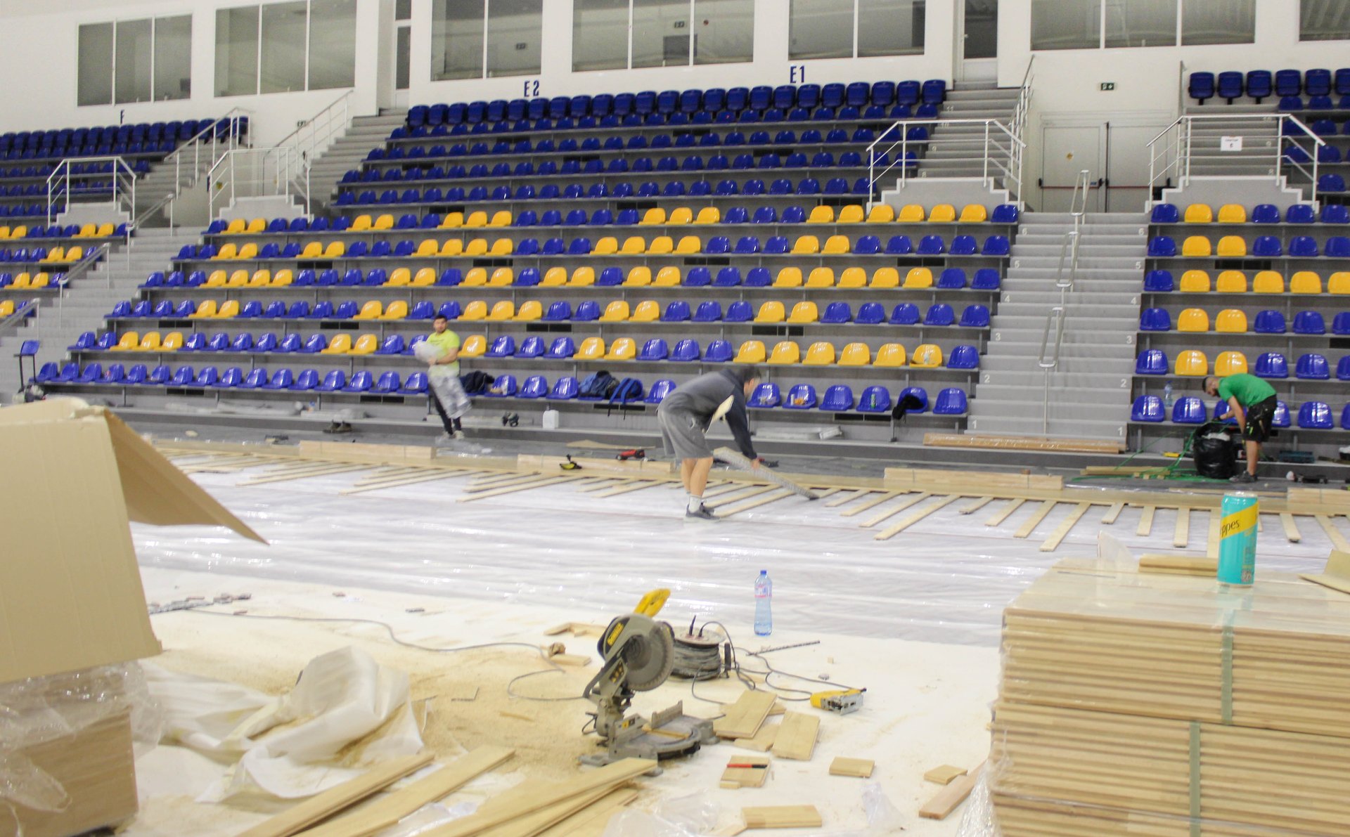 Кметът Христо Христов инспектира полагането на новия паркет в „Арена Шумен“