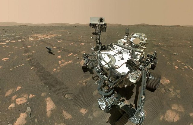 НАСА показа селфи на роувъра на Марс в компанията на хеликоптера „Инджинюъти“ / БТА