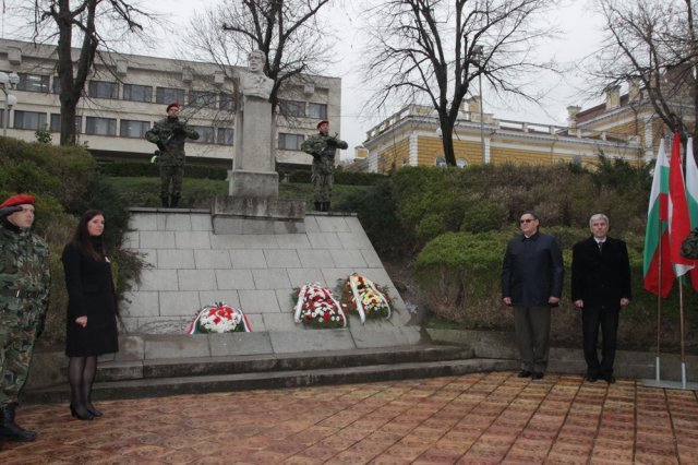 Традиционно при посещението си в Шумен унгарският посланик поднася цветя пред паметника на Лайош Кошут. Снимка: архив.