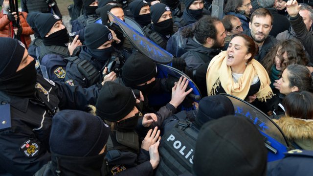 В Анкара избухнаха сблъсъци на протестите срещу задържането на лекарите. Сн. Ройтерс