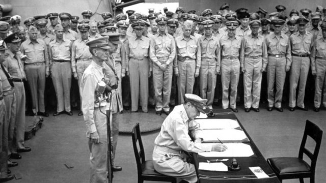 На 2 септември 1945 г. имперска Япония подписва на бойния кораб "Мисури" безусловната си капитулация. Сн. АП