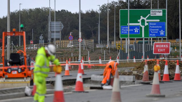 По магистралата за Дувър кипи строителство на нови паркинги и отбивки за тирове, за да поемат евентуалното струпване на камиони по границата, която до 31 декември ще бъде пресичана от тях свободно. Сн.Ройтерс