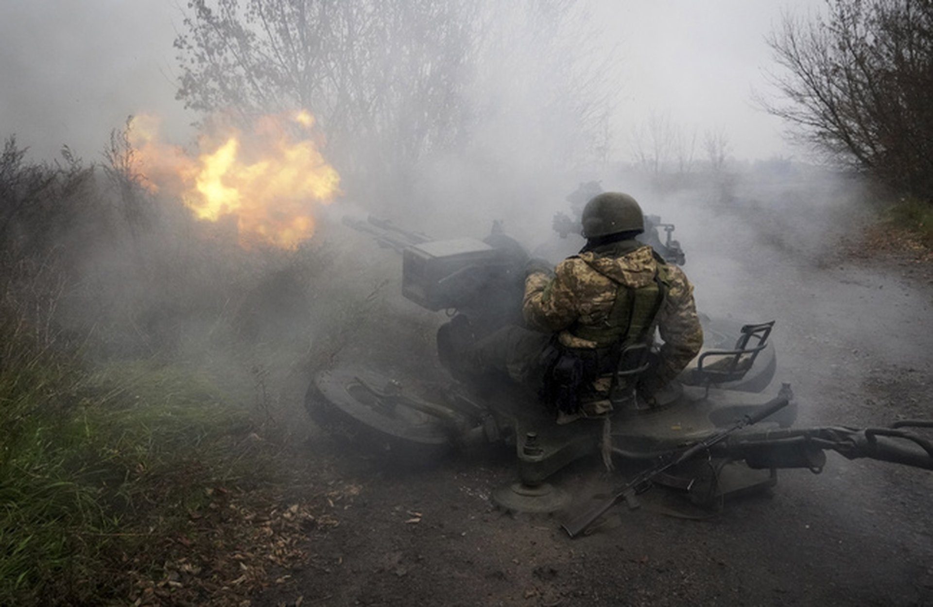 Бойци на украинската Национална гвардия обстрелват руски позиции със зенитно оръдие в Харковска област, 11 ноември 2022 г. Снимка: АП/Andrii Marienko