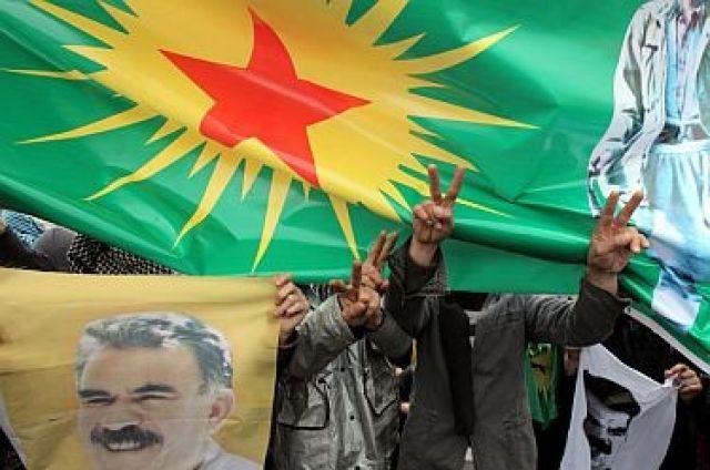 Привърженици на ПКК носят плакат с лика на Йоджалан по време на демонстрация