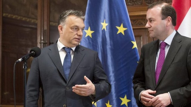 Унгарският премиер Виктор Орбан с лидера на парламентарната група на ЕНП и водещ кандидат на евроизборите Манфред Вебер. © Associated Press