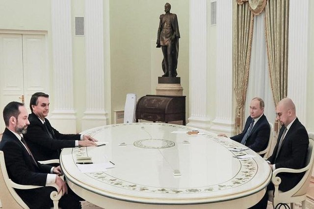 Путин не седна в далечния край на масата срещу Болсонаро, както направи при визитите на Макрон и Шолц. Снимка АП/БТА