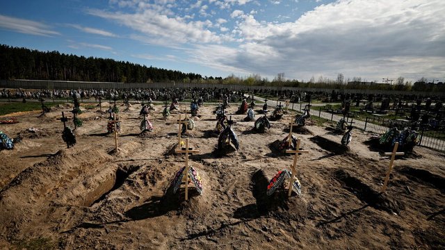 Нови гробове на гробището в Буча, край Киев след оттеглянето на руските части от града през април. Според властите поне 300 мирни жители са били убити от руските военни по време на окупацията на града.