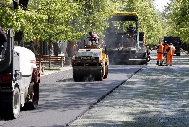 130 тона черен асфалт заменят зеления по Главната