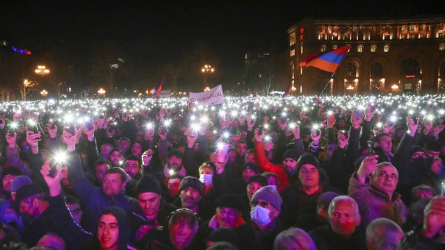 Протест в подкрепа на премиера Никол Пашинян в Ереван. Сн. АП тази вечер.