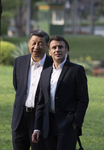 Си Цзинпин и Еманюел Макрон по време на тяхната среща в рамките на визитата на Макрон в Китай през април 2023 г.  Снимка: AP/БТА