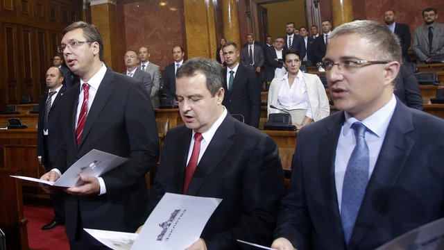 Министърът на отбраната Небойша Стефанович се заклева в парламента заедно с външния министър Ивица Дачич и премиера Александър Вучич през 2016 г. Сн. АП