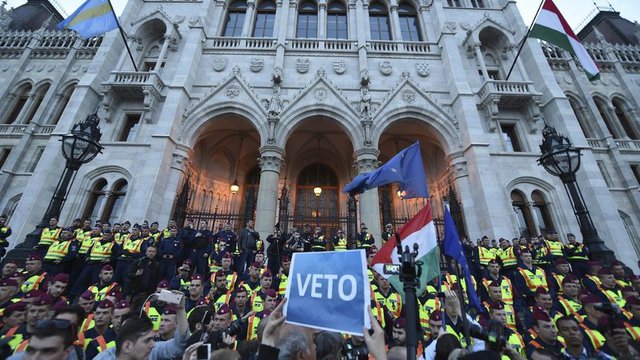 Протест срещу закона, принудил ЦЕУ да изнесе основната си дейност от Унгария, април 2017 г. Сн. АП