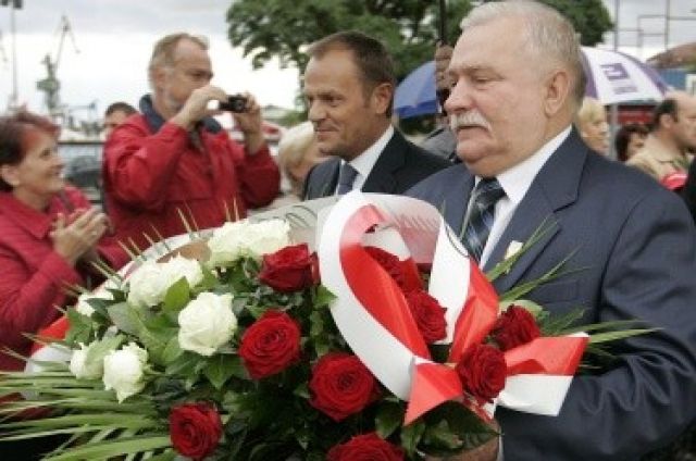 Лех Валенса и премиерът Доналд Туск поднасят венци пред мемориала в Гданск