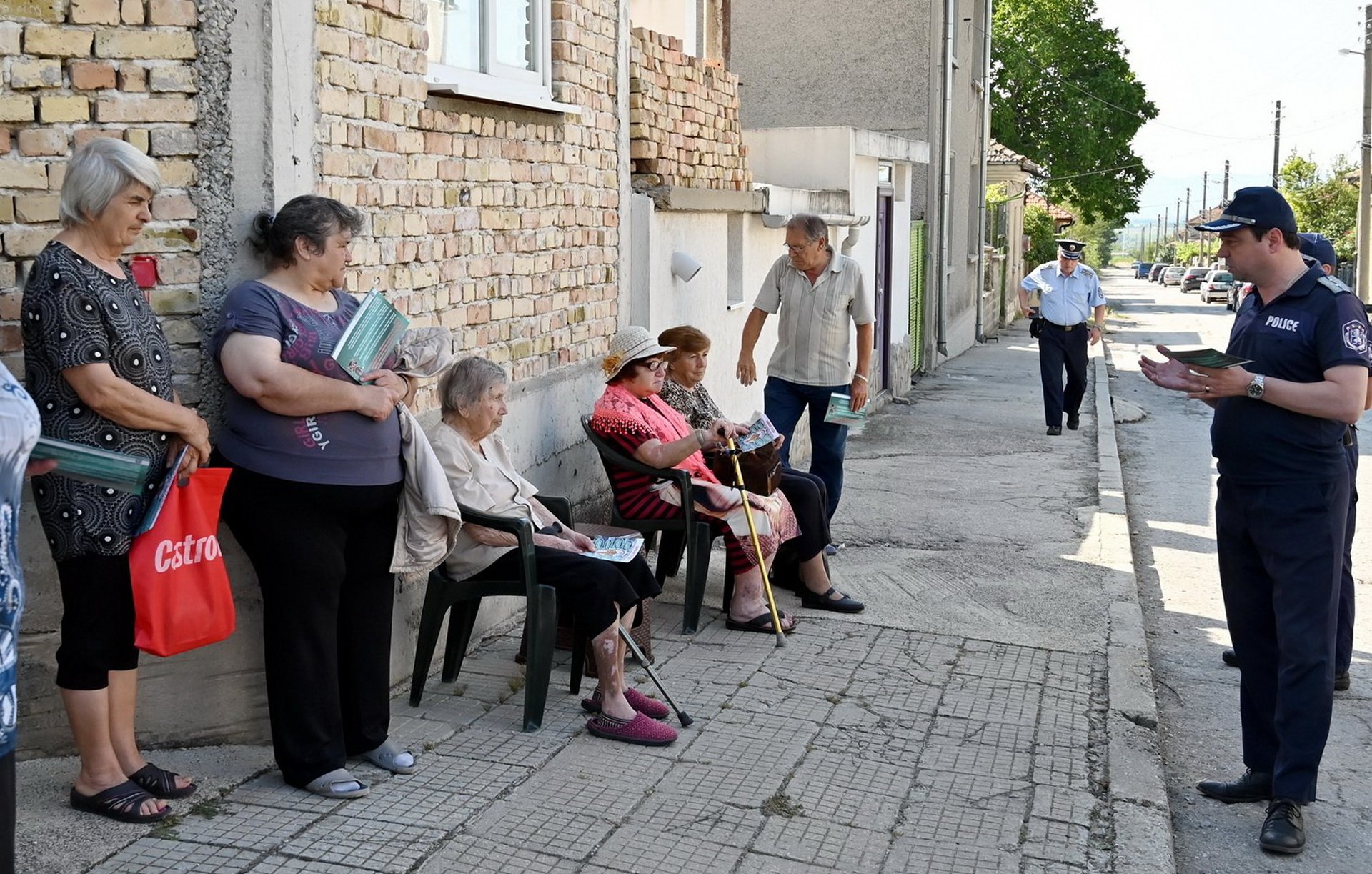 Внимание! Измамници лъжат баби, че ще им увеличат пенсиите