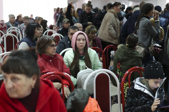 Евакуирани граждани на Херсон се събират на жп гарата в Анапа, Южна Русия, вторник, 25 октомври 2022 г. Снимка: AP/БТА