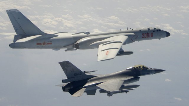 © Associated Press  Тайвански F-16 и китайски H-6. Снимката е архивна.